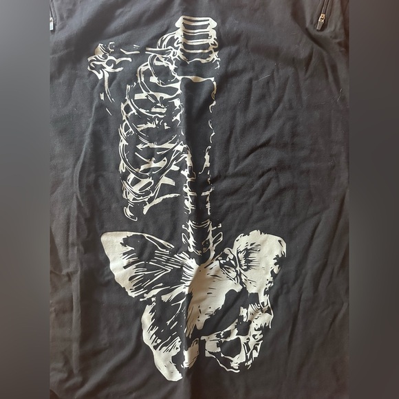 NWT Skeleton Butterfly Zipper Cutout Long-Sleeve
T-Shirt Hot Topic 💀 - Picture 4 of 8
